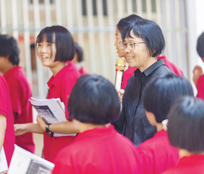 張桂梅（著黑衣者）和學(xué)生們在一起（2020年9月5日攝）。新華社記者 陳欣波攝